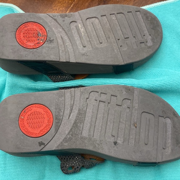 size 7 fit flop sandals. Worn a couple of times they are in great shape. - Picture 3 of 4